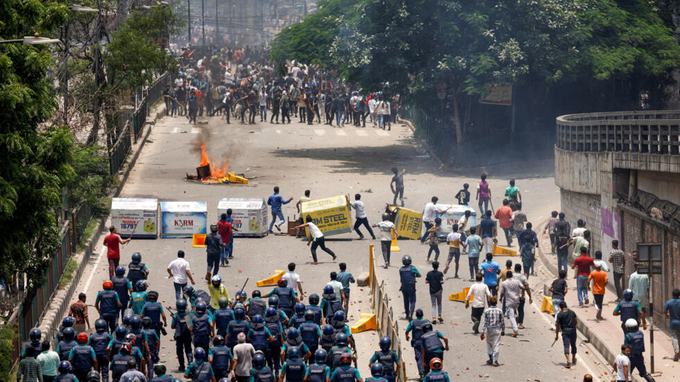 Những người biểu đụng độ với cảnh sát tại khu vực Rampura ở Dhaka, Bangladesh hôm 18/7. Ảnh: Reuters.