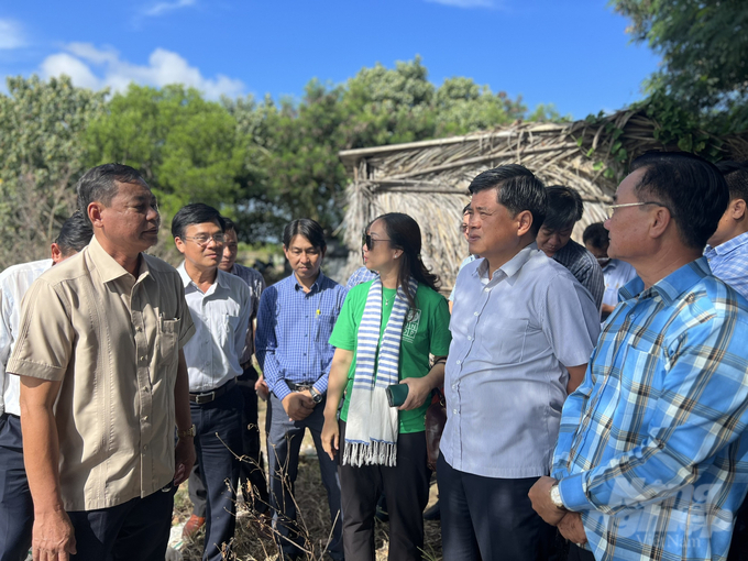 Deputy Minister of Agriculture and Rural Development Tran Thanh Nam (second from right) inspects salt industry infrastructure in Vinh Thinh commune, Hoa Binh district, Bac Lieu province. Photo: Trong Linh.