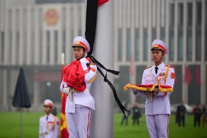 Lễ thượng cờ rủ Quốc tang tại Lăng Chủ tịch Hồ Chí Minh. Ảnh: Tùng Đinh.