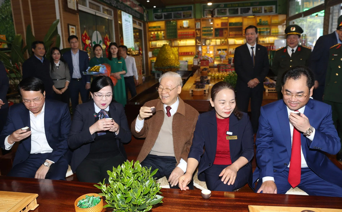 General Secretary Nguyen Phu Trong enjoyed Tan Cuong tea, Thai Nguyen, in January 2023. Photo: Quang Vinh.