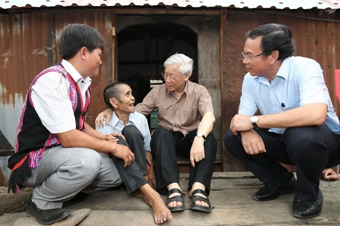 Tổng Bí thư Nguyễn Phú Trọng thăm gia đình thương binh Đinh Phi, hộ có hoàn cảnh đặc biệt khó khăn ở làng Tung Ke 2, xã Ayun, huyện Chư Sê, tỉnh Gia La trong chuyến công tác tại Tây Nguyên tháng 4/2017. Ảnh: Trí Dũng.