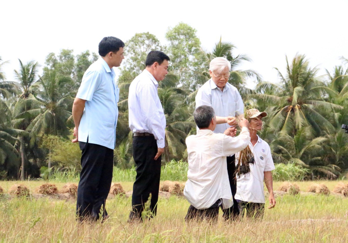 Tổng Bí thư Nguyễn Phú Trọng thăm hỏi, chia sẻ những khó khăn, thiệt hại mà nông dân huyện Giồng Trôm, Bến Tre gặp phải khi ruộng lúa chết khô do xâm nhập mặn tháng 3/2016. Ảnh: Đồng Khởi.