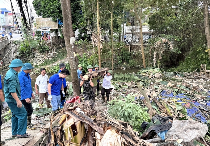 Người dân thị trấn Hùng Sơn hào hứng chung tay làm sạch lòng dẫn các con suối. Ảnh: Đào Thanh.