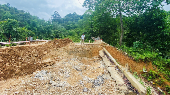 Mưa lớn nhiều ngày gây sạt lở nghiêm trọng trên tuyến Quốc Lộ 16, đoạn qua Dốc Chuối của huyện Quế Phong. Ảnh: Tình Linh.