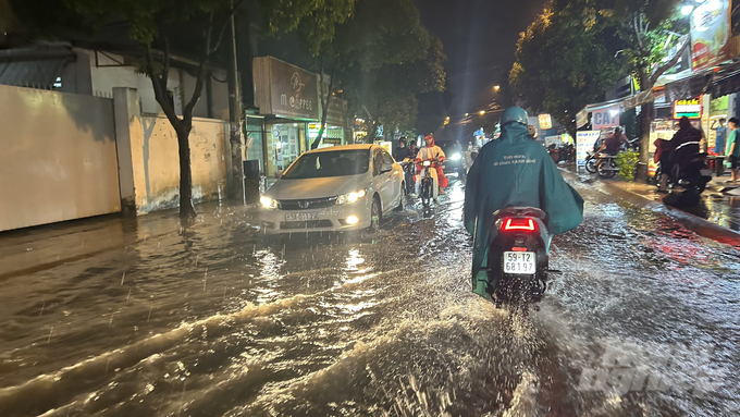 Tình hình thời tiết trong những ngày tới sẽ vô cùng bất thường khi áp thấp nhiệt đới mạnh lên thành bão, người dân cần lưu ý khi di chuyển. Ảnh: Trần Phi.