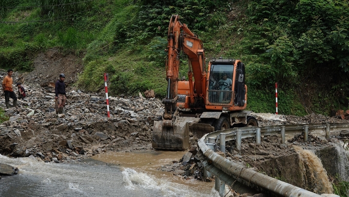 Chính quyền các địa phương chỉ đạo lực lượng tại chỗ khẩn trương khắc phục hậu quả mưa lũ. Ảnh: CTV