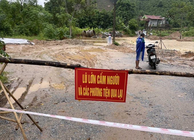 Chính quyền địa phương không cho người và phương tiện qua lại trên các đoạn đường ngập úng.