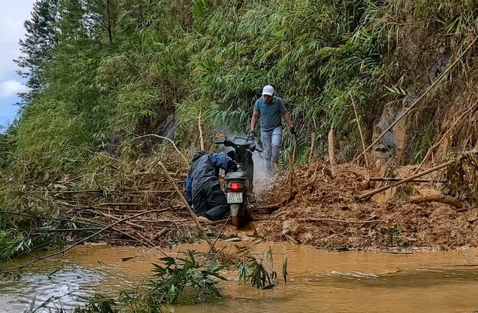 Khu vực đèo Khau Phạ, huyện Mù Cang Chải có nhiều đoạn bị sạt lở.