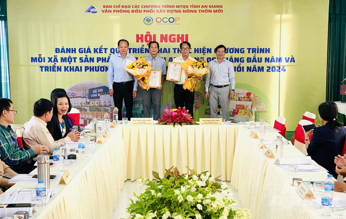 Ông Trần Thanh Hiệp, Phó Giám đốc Sở NN-PTNT An Giang (bìa trái) trao chứng nhận cho các chủ thể đạt sản phẩm OCOP 3 sao. Ảnh: Lê Hoàng Vũ.