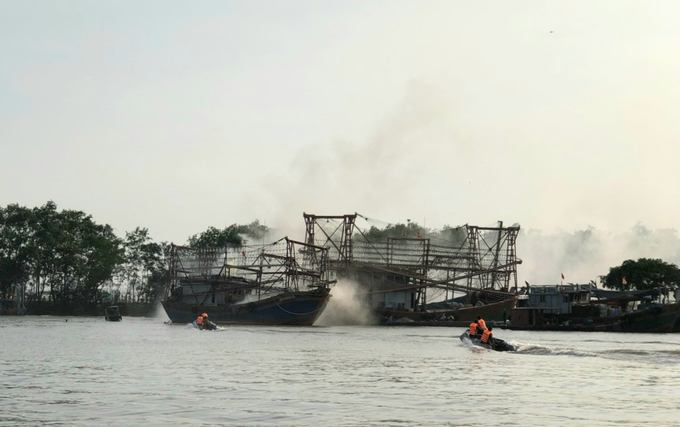 Kiểm đếm tàu thuyền, sẵn sàng các phương án ứng phó nếu bão đổ bộ. Ảnh: Đinh Mười.