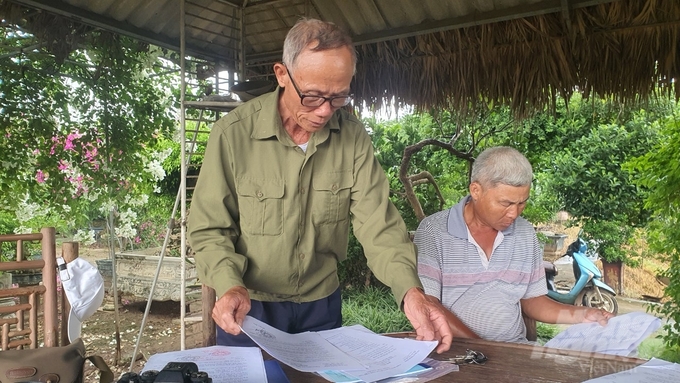 Ông Đàm Văn Lụa và ông Nguyễn Văn Khôi (2 chủ trang trại tại xã Văn Giang). Ảnh: Kiên Trung. 