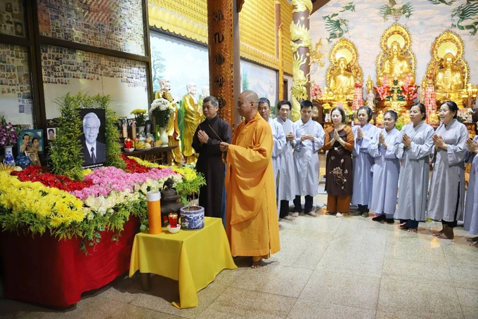 Cộng đồng người Việt tại Lào thắp hương tưởng nhớ Tổng Bí thư Nguyễn Phú Trọng. Ảnh: Đỗ Bá Thành.