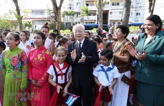 Tổng Bí thư Nguyễn Phú Trọng gặp gỡ nhân dân và học sinh Cuba tại Tượng đài Hồ Chí Minh. Ảnh: Trí Dũng.