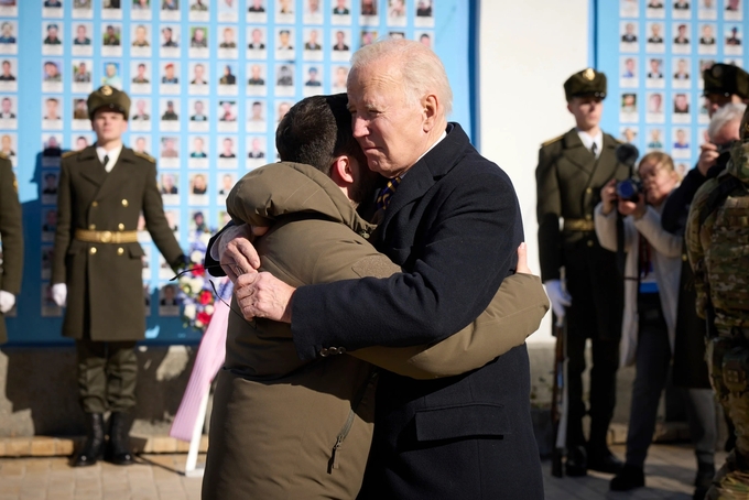 Tổng thống Joe Biden và Tổng thống Ukraine Volodymyr Zelensky ôm nhau khi chào tạm biệt ở Kiev, Ukraine, hồi tháng 2/2023. Ảnh: AP.