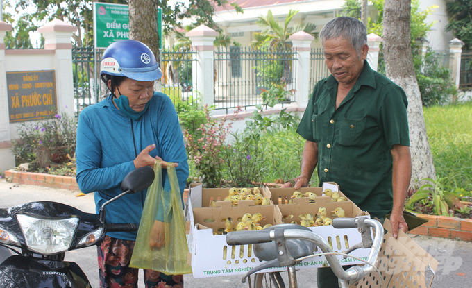 Cư dân 3 xã biên giới Phước Bình và Phước Chỉ phấn khởi nhận vịt giống. Ảnh: Trần Trung.