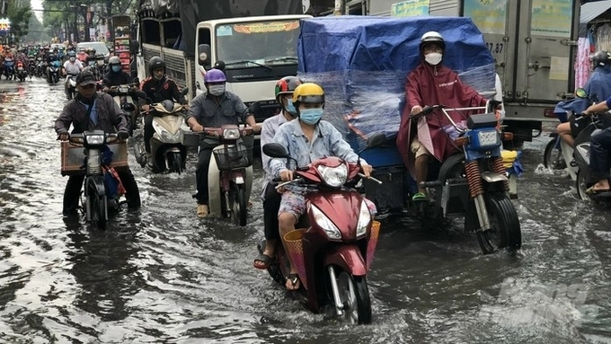 Tình trạng ngập nước trên đường Quốc lộ 13, đoạn qua TP Thuận An. Ảnh: Trần Phi.