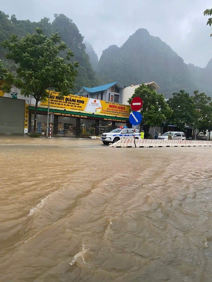 Nước ngập sâu trên QL 18 khu Quang Hanh, Cẩm Phả. 