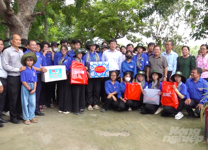 Bí thư Tỉnh ủy Đồng Tháp Lê Quốc Phong tặng quà cho lực lượng sinh viên tình nguyện. Ảnh: Thanh Bình. 