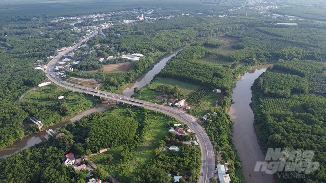 Sở Giao thông vận tải đã tổ chức lựa chọn nhà thầu lập báo cáo kinh tế kỹ thuật công trình duy tu, sửa chữa đường ĐT.747A và ĐT.742. Ảnh: Trần Phi.