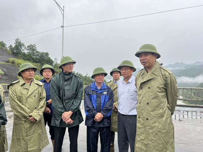 Đoàn công tác phòng chống lụt bão do ông Lê Đức Giang (ngoài cùng, bên phải), Phó Chủ tịch UBND tỉnh Thanh Hóa đã trực tiếp có mặt tại các hồ chứa để kiểm tra an toàn hồ đập. Ảnh: QT.