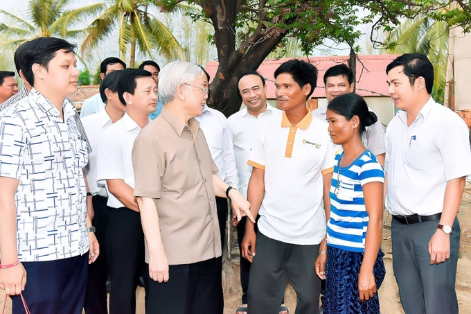 Tổng Bí thư Nguyễn Phú Trọng thăm hỏi đời sống người dân xã Ayun. Ảnh: Đức Thụy.