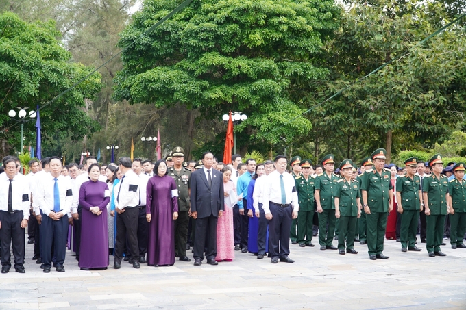 Các đại biểu tham dự Lễ truy điệu, an táng 172 hài cốt liệt sĩ tại Nghĩa trang liệt sĩ Đồi 82 Tân Biên.