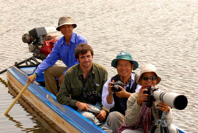 Các nhiếp ảnh gia đến khu Ramsar Tràm Chim tác nghiệp vừa thưởng ngoạn khung cảnh thiên nhiên huyền ảo. Ảnh: Lê Hoàng Vũ.