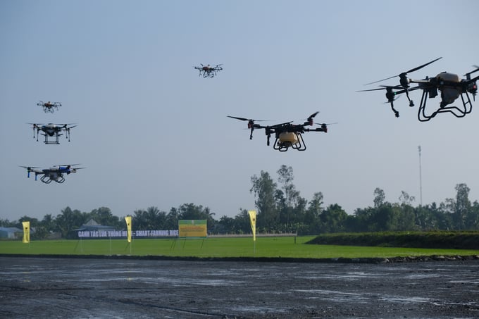 A demonstration of rice seed sowing drones at the Hau Giang 2023 International Rice Festival. Photo: Kien Trung.