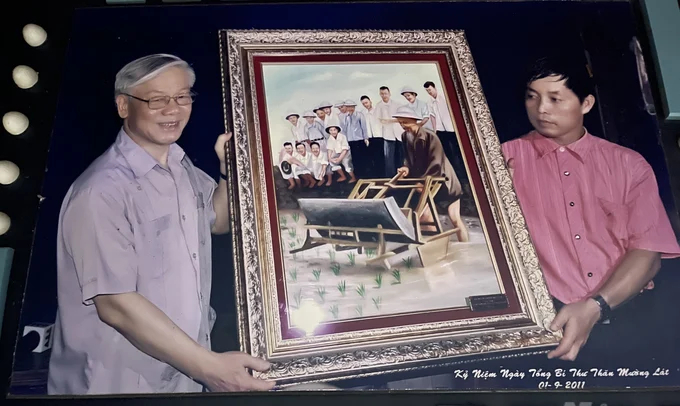 General Secretary Nguyen Phu Trong presents a souvenir photo to the leader of Trung Ly commune. Photo: Provided by the character.