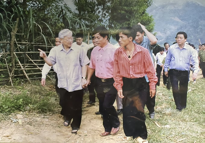 General Secretary Nguyen Phu Trong holds hands with Mr. Luong Van Quang, Secretary and Chairman of Trung Ly Commune People's Committee. Photo: Provided by the character.