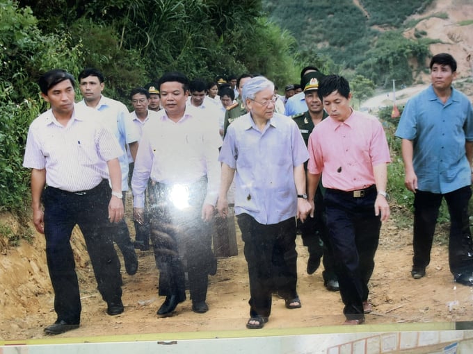 General Secretary Nguyen Phu Trong presents a souvenir photo to the leader of Trung Ly commune. Photo: Provided by the character.