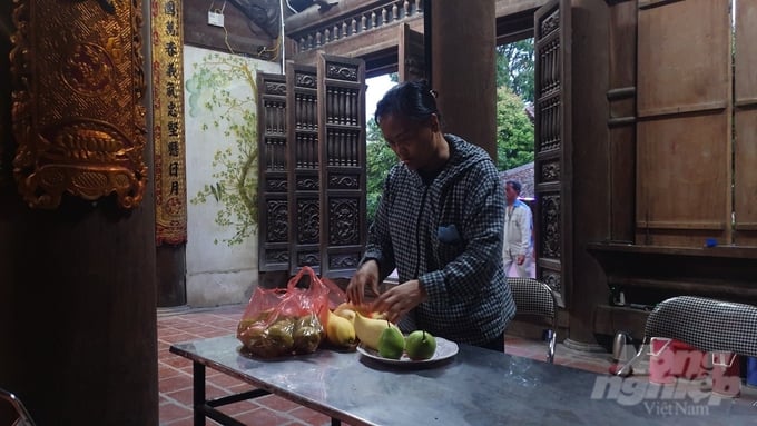 A villager performs a ritual in the village temple. Photo: Kien Trung.