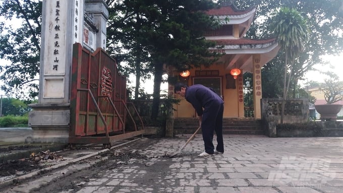 Mr. Bui Van Vy, Head of the Elderly Association of Hoi Phu village, cleaned the village communal house. Photo: Kien Trung.