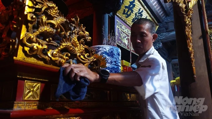 Hoi Phu villagers clean up the village temple. Photo: Kien Trung.