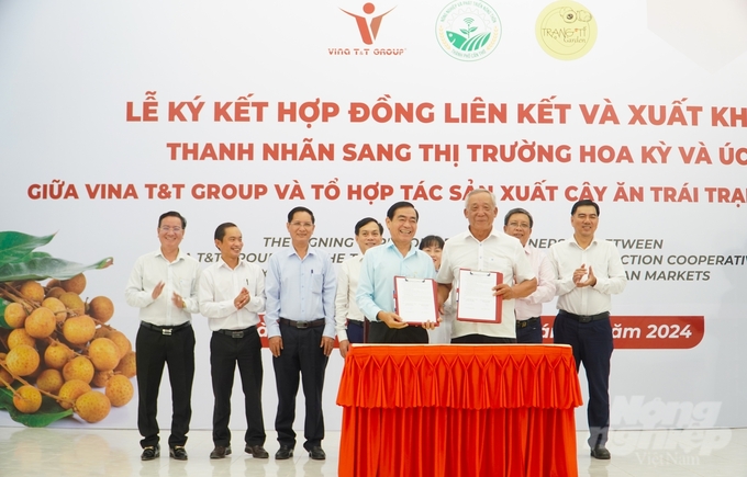 Lễ Ký kết hợp đồng liên kết và xuất khẩu thanh nhãn sang thị trường Hoa Kỳ và Úc giữa Vina T&T Group và Tổ hợp tác sản xuất cây ăn trái Trạng Tí Garden. Ảnh: Kim Anh.