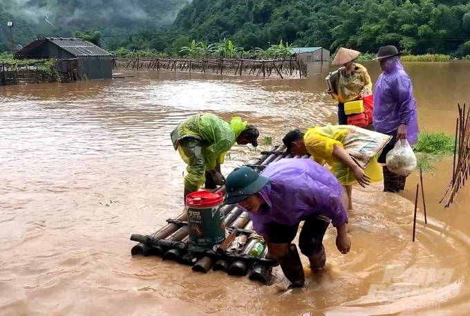 Mưa lũ dồn dập gây thiệt hại rất lớn về người và tài sản của Nhà nước, nhân dân trên địa bàn tỉnh Sơn La. Ảnh: Quang Dũng.