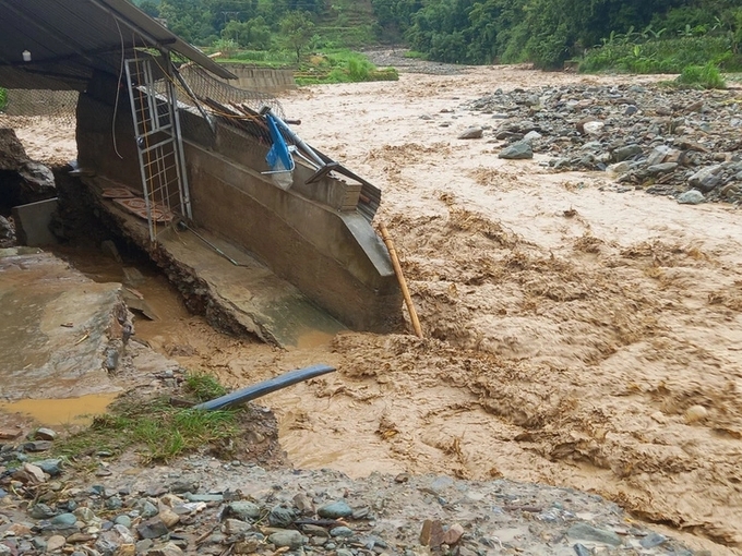 Lũ lớn tràn về gây sập mái hiên nhà dân ở xã Mường Khoa, huyện Bắc Yên, Sơn La. Ảnh: Baochinhphu.vn.