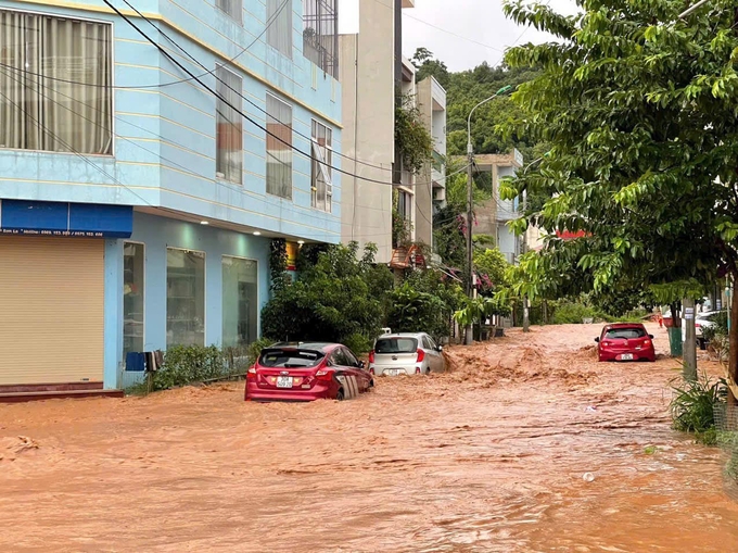 Nước lũ tràn về khiến một số đường giao thông bị tê liệt, các phương tiện ngập sâu trong nước. Ảnh: Báo Sơn La.