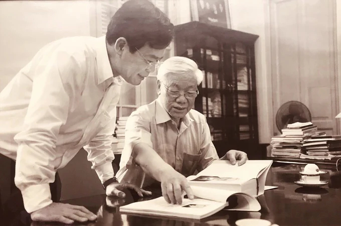 Dr. Nhi Le was present at the General Secretary's office when he directed the construction of the Special Issue commemorating the 85th anniversary of the first issue of the Communist Magazine (August 5, 1930 - August 5, 2015).