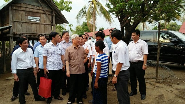 General Secretary Nguyen Phu Trong talks with the people of Ayun commune during his visit to the commune in 2017. Photo: Provided by Ayun commune.