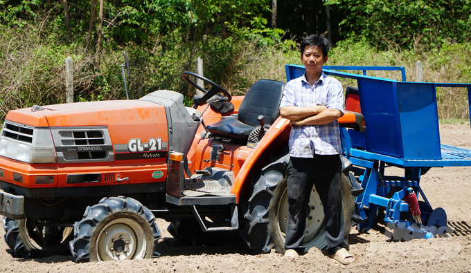 Anh Lê Thành Phương bên chiếc máy trồng sắn '4 trong 1' của mình. Ảnh: Lê Bình.