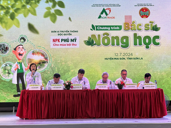 Các bác sĩ nông học bắt bệnh kê đơn cho bà con nông dân tại chương trình do PVFCCo đồng hành, tài trợ. Ảnh: Đức Trung.