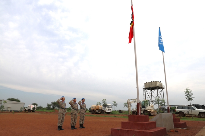 Nghi thức treo cờ rủ trong ngày Quốc tang Tổng Bí thư Nguyễn Phú Trọng tại Phái bộ UNISFA. Ảnh: Đội Công binh Việt Nam.