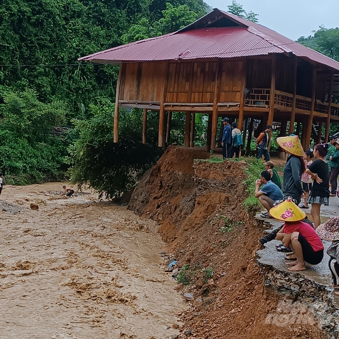 Mưa lũ đã gây thiệt hại 1.199 nhà ở, trong đó 53 nhà phải di dời khẩn cấp, còn lại các nhà bị ngập nước dưới 1m và thiệt hại từ 30% đến hơn 70%. Ảnh: Người dân cung cấp.