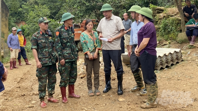 Phó Chủ tịch UBND tỉnh Sơn La cùng đoàn công tác thăm hỏi, động viên người dân bản Hua Pư. Ảnh: Quốc Tuấn.