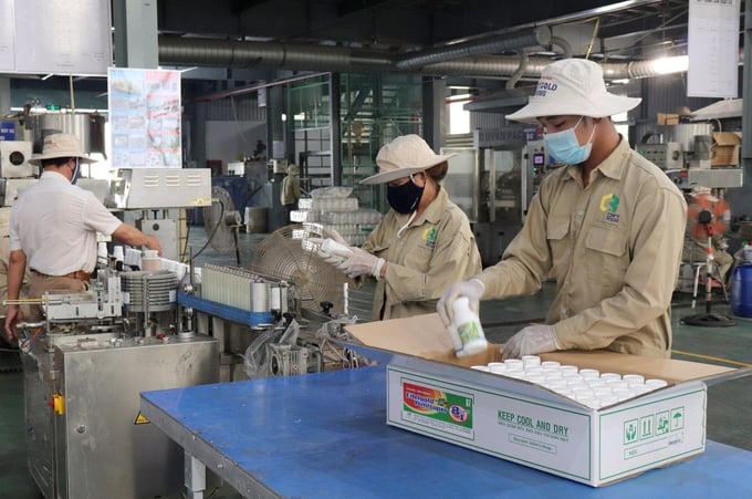 Pesticide production at a factory. Photo: Thanh Son.