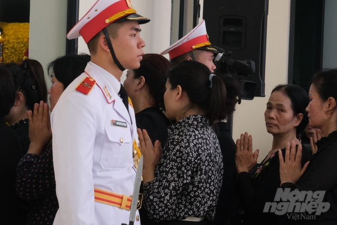 và tiêu binh nghiêm cẩn túc trực tại Lễ viếng.