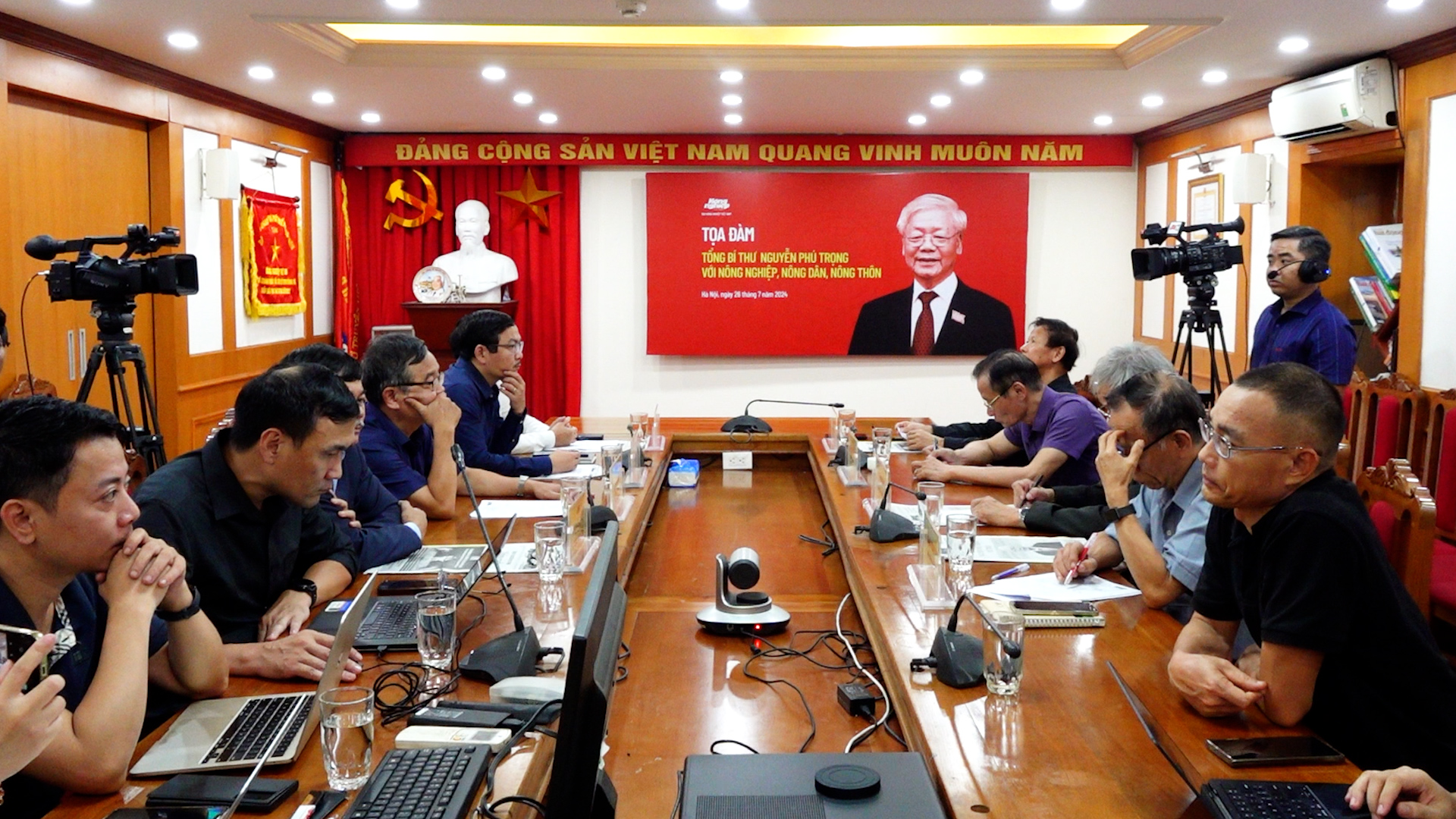 Lãnh đạo Báo Nông nghiệp Việt Nam và các khách mời tham gia tọa đàm: Nguyên Bộ trưởng Tạ Quang Ngọc, TS Đặng Kim Sơn, TS. Lê Xuân Nghĩa, chuyên gia nông nghiệp Hoàng Trọng Thủy và nhà báo Trịnh Bá Ninh.