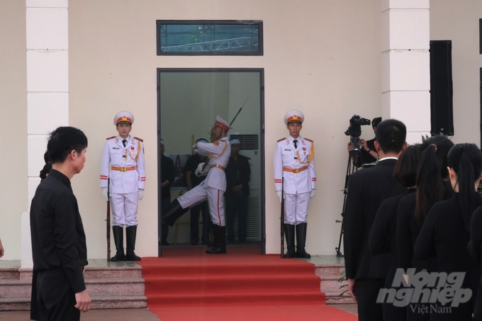 Đội tiêu binh trực bên trong Nhà văn hóa thôn Lại Đà.