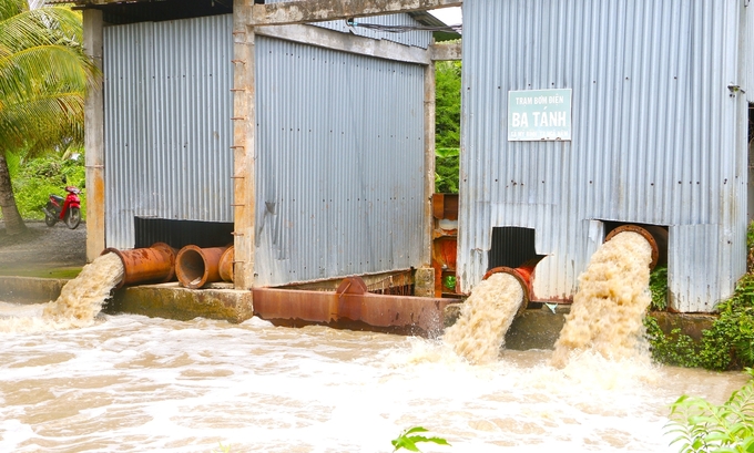 Ngành chức năng các địa phương vùng trũng huy động các trạm bơm điện, bơm dầu, thực hiện bơm tiêu thoát nước 24/24 giờ. Ảnh: Tuấn Phi.